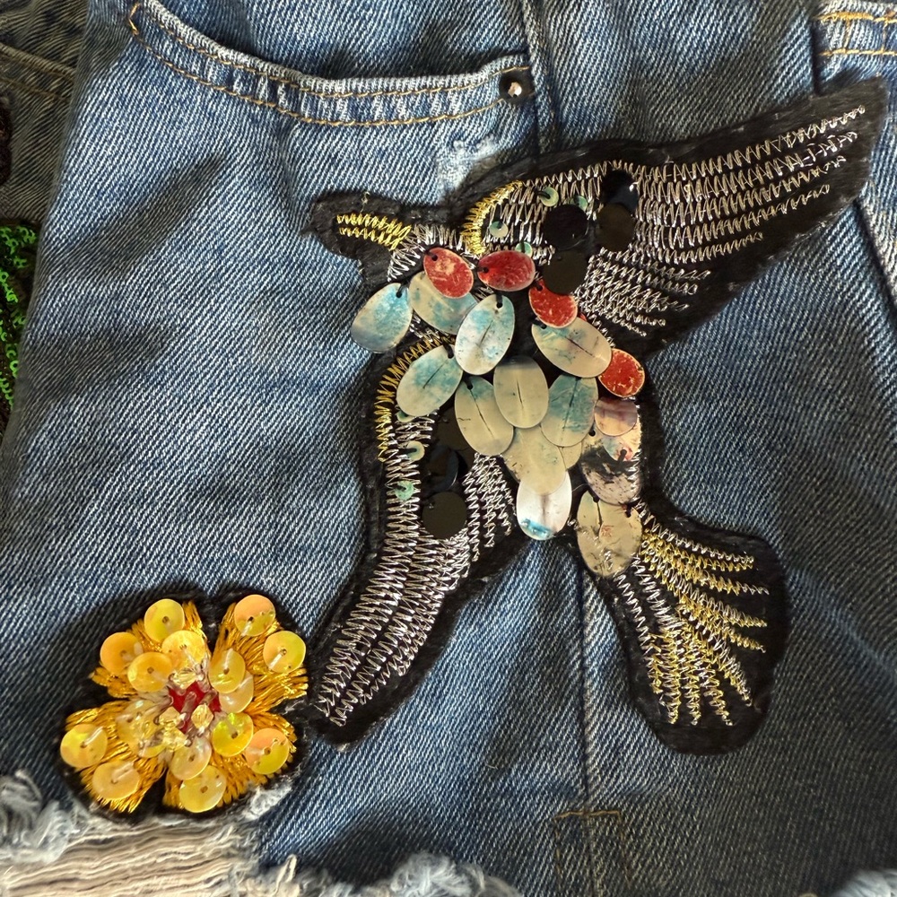 VESSA Denim Women Shorts w/ Patches & Embellishments - 26” waist (size 2) - Picture 5 of 7